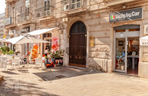 Property building, Day, Food and drinks, Street view