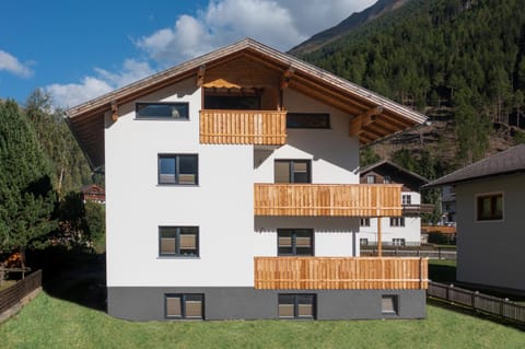 Property building, Facade/entrance, Off site