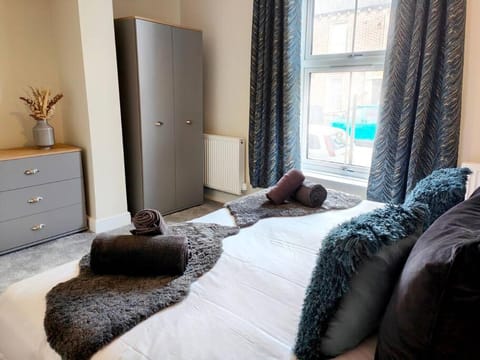 Photo of the whole room, Bedroom, wardrobe