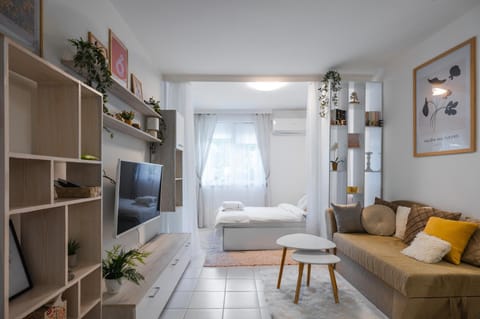 Communal lounge/ TV room, Bed, TV and multimedia, Living room, Photo of the whole room, Seating area, Bedroom