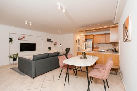Communal lounge/ TV room, TV and multimedia, Kitchen or kitchenette, Living room, Dining area, minibar