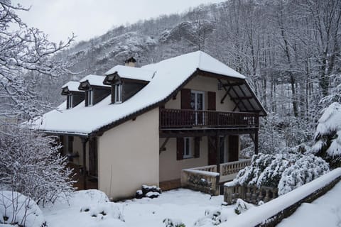 Property building, Patio, Balcony/Terrace