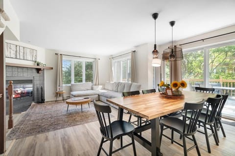 Living room, Seating area, Dining area, fireplace