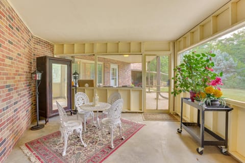 Fort Calhoun Home with Screened Porch and Playground! Apartment in Iowa