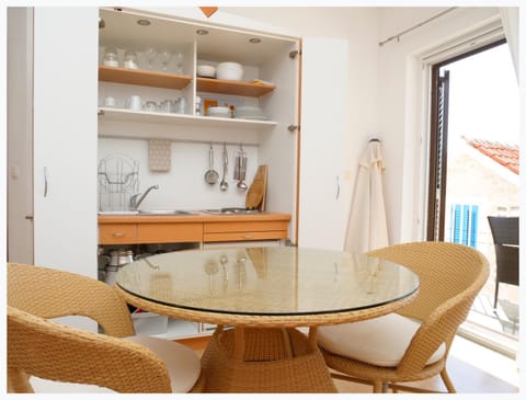 Kitchen or kitchenette, Seating area, Dining area