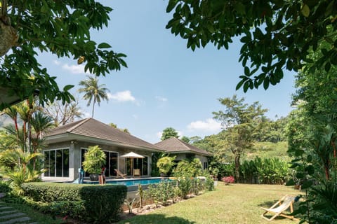Property building, Garden, Swimming pool