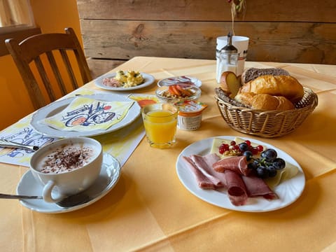 Food and drinks, Food, Breakfast, Continental breakfast