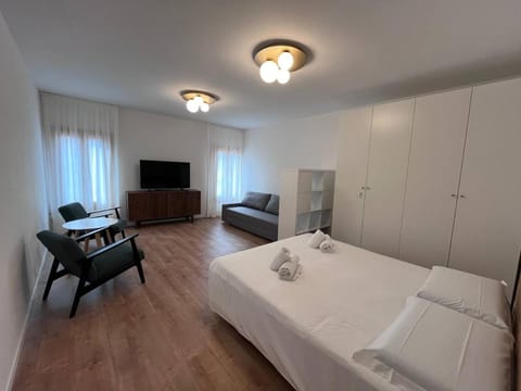 Bed, TV and multimedia, Living room, Photo of the whole room