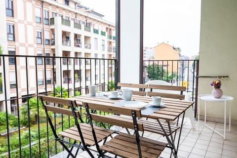 Property building, Patio, Balcony/Terrace