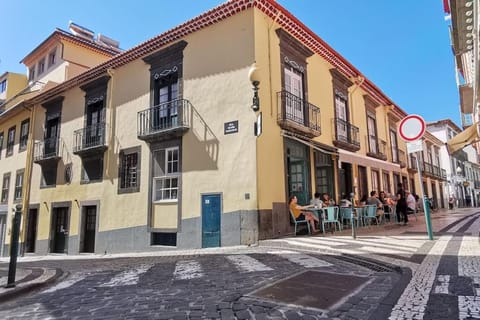 Property building, Day, People, Neighbourhood, City view, Street view, Location, group of guests