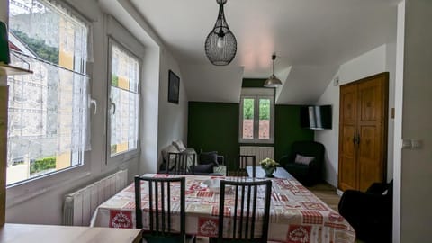 Bed, Living room