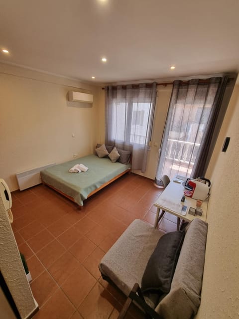 Bed, Coffee/tea facilities, Living room, Photo of the whole room, Seating area, Bedroom, towels, air conditioner