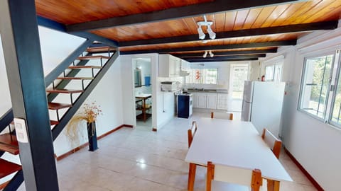 Kitchen or kitchenette, Dining area, oven