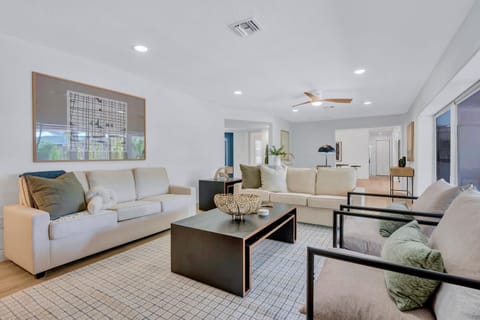 Communal lounge/ TV room, TV and multimedia, Living room, Pool view