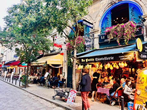 Neighbourhood, Food and drinks, Location