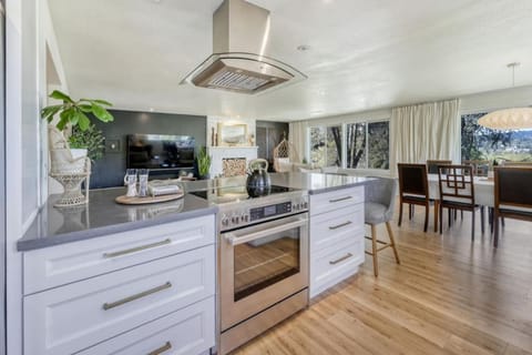 View (from property/room), Kitchen or kitchenette, stove