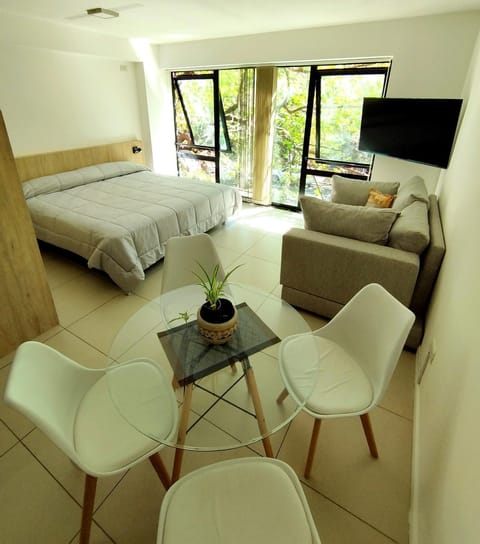 Bed, TV and multimedia, Seating area