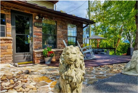 Haleywood, Private 125 acres on Lake Douglas with 2 cabins, Seasonal Pool, Boat Dock, Free Ticket! Cabin in Sevierville