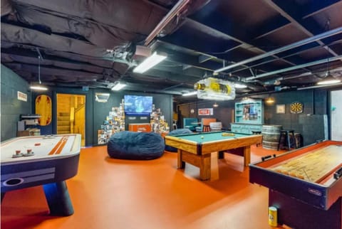 Haleywood, Private 125 acres on Lake Douglas with 2 cabins, Seasonal Pool, Boat Dock, Free Ticket! Cabin in Sevierville