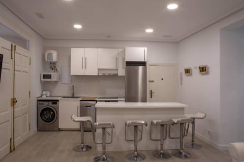 Amplio apto a 200m de Plaza de España, A/C WIFI Apartment in Centro