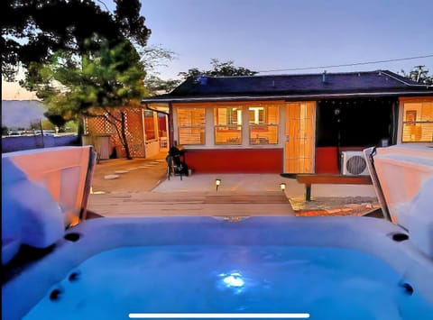 JT's Star Catcher Cabin - HOT TUB Cabin in Yucca Valley