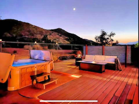 JT's Star Catcher Cabin - HOT TUB Cabin in Yucca Valley