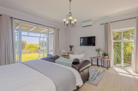 Bed, TV and multimedia, View (from property/room), Photo of the whole room, Dining area, Bedroom, Garden view, heating, air conditioner