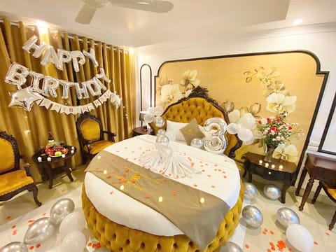 Bed, Living room, Photo of the whole room, Seating area, Bedroom