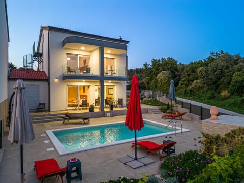 Property building, Patio, Day, Natural landscape, Garden, Garden view, Pool view, Swimming pool, sunbed
