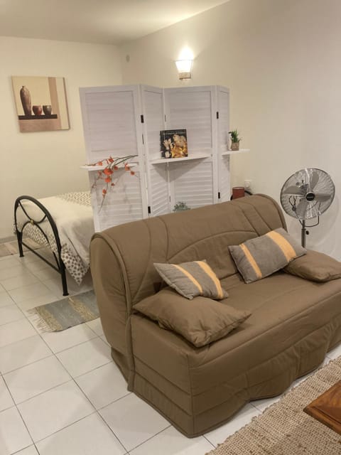 Bed, Living room, Bedroom