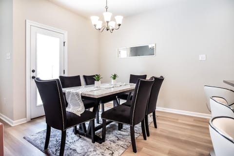 Seating area, Dining area