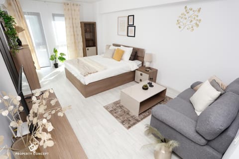 Bed, TV and multimedia, Living room, Photo of the whole room, Seating area, Bedroom