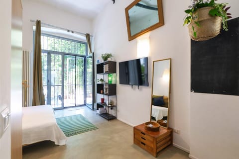 Bed, TV and multimedia, Bedroom
