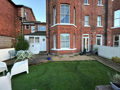 Property building, Patio, Day, Garden, Seating area, Garden view