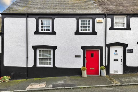 Property building, Patio, Day, Neighbourhood, Garden, Garden view, Street view