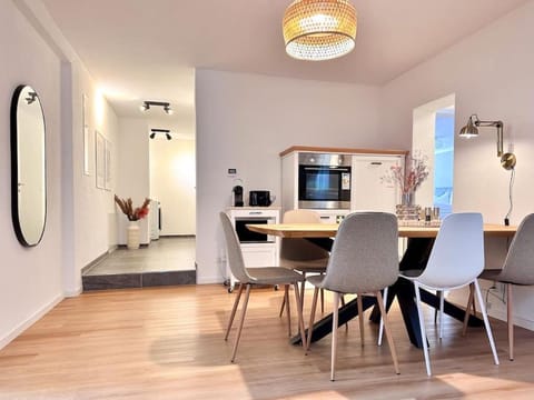 Kitchen or kitchenette, Dining area, minibar, oven, pet friendly