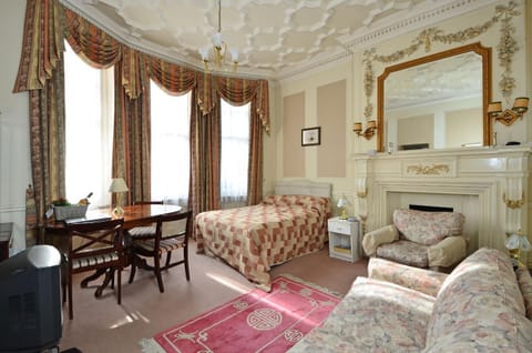 Bed, Living room, Photo of the whole room, Seating area, Dining area, Bedroom
