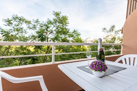 Day, View (from property/room), Balcony/Terrace, Balcony/Terrace, Dining area, Garden view