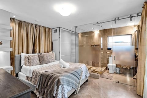 Charming Waterfront Pool Home House in Oakland Park