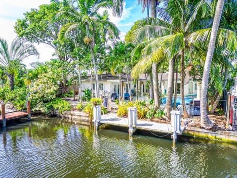 Charming Waterfront Pool Home House in Oakland Park