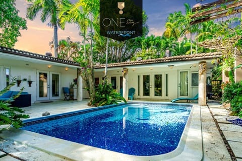 Charming Waterfront Pool Home House in Oakland Park