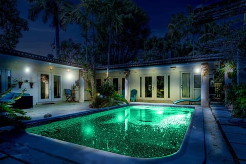 Charming Waterfront Pool Home House in Oakland Park