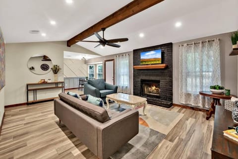 New Cozy Retreat Located 15 minutes to Waco House in Waco