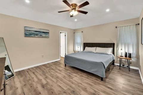 New Cozy Retreat Located 15 minutes to Waco House in Waco