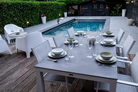 Property building, Patio, Day, Food and drinks, Dining area, Food, Pool view, Swimming pool, Breakfast, sunbed