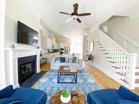 TV and multimedia, Kitchen or kitchenette, Living room, Seating area, Evening entertainment, fireplace