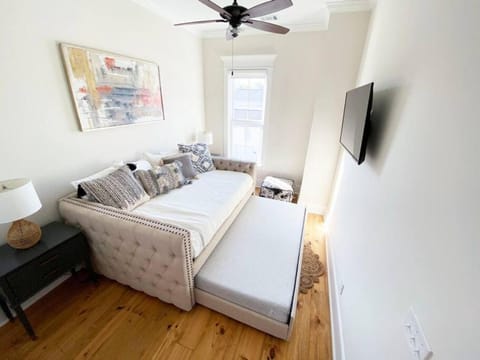 Bed, TV and multimedia, Bedroom