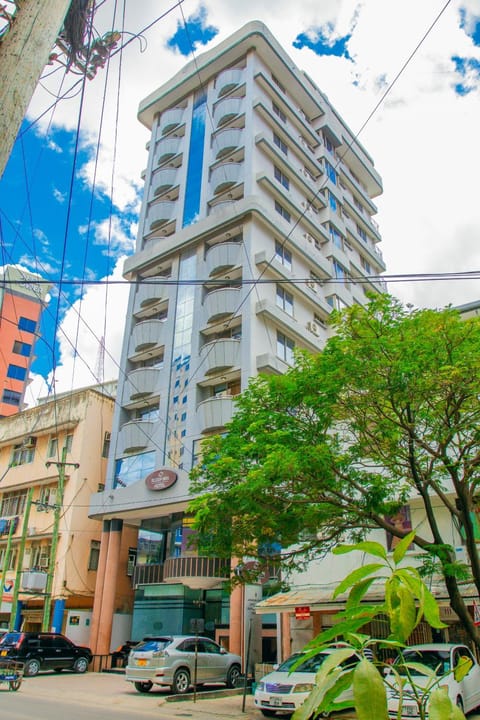 Property building, Facade/entrance, Day, Neighbourhood, City view, Street view, Location, Parking