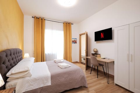 Photo of the whole room, Bedroom, towels