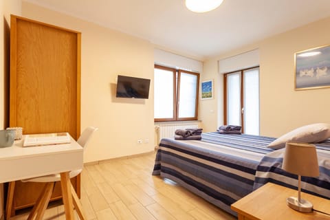 Bed, TV and multimedia, Photo of the whole room, Seating area, Bedroom, hair dresser, towels